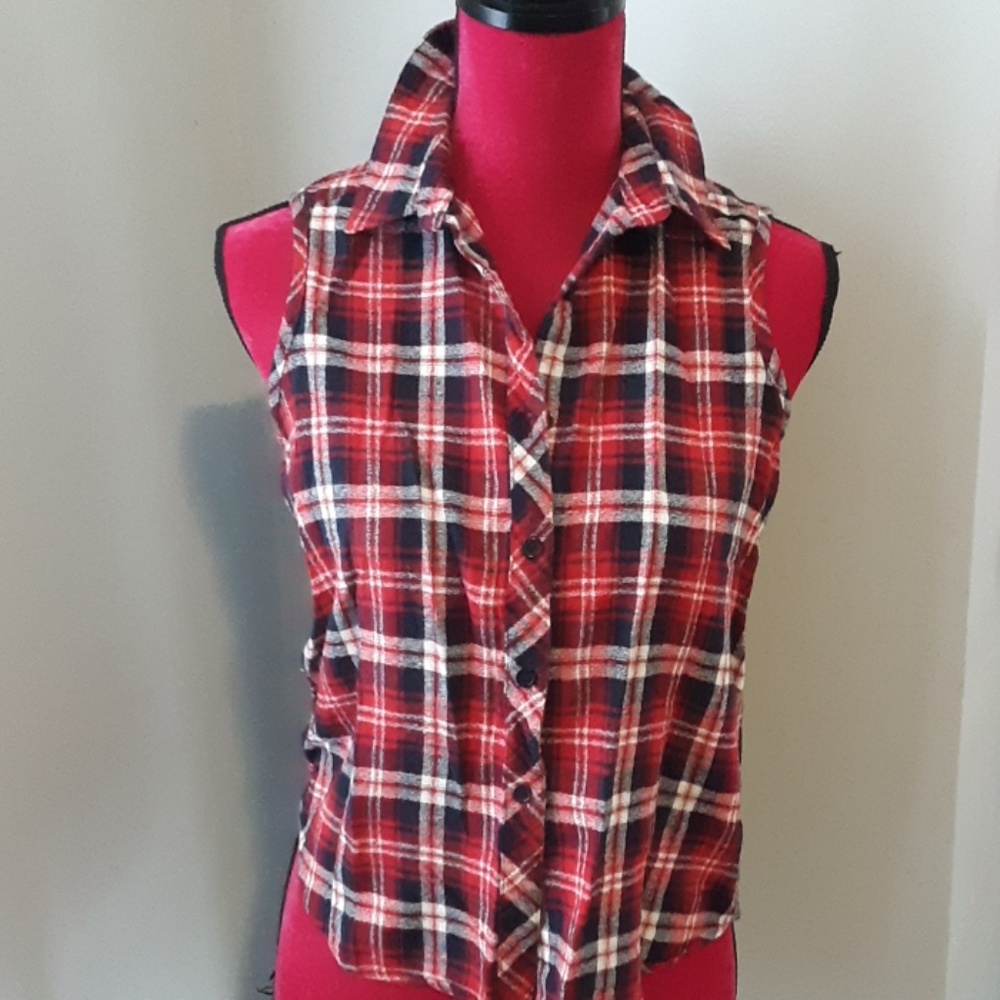 Collared sleeveless shirt
